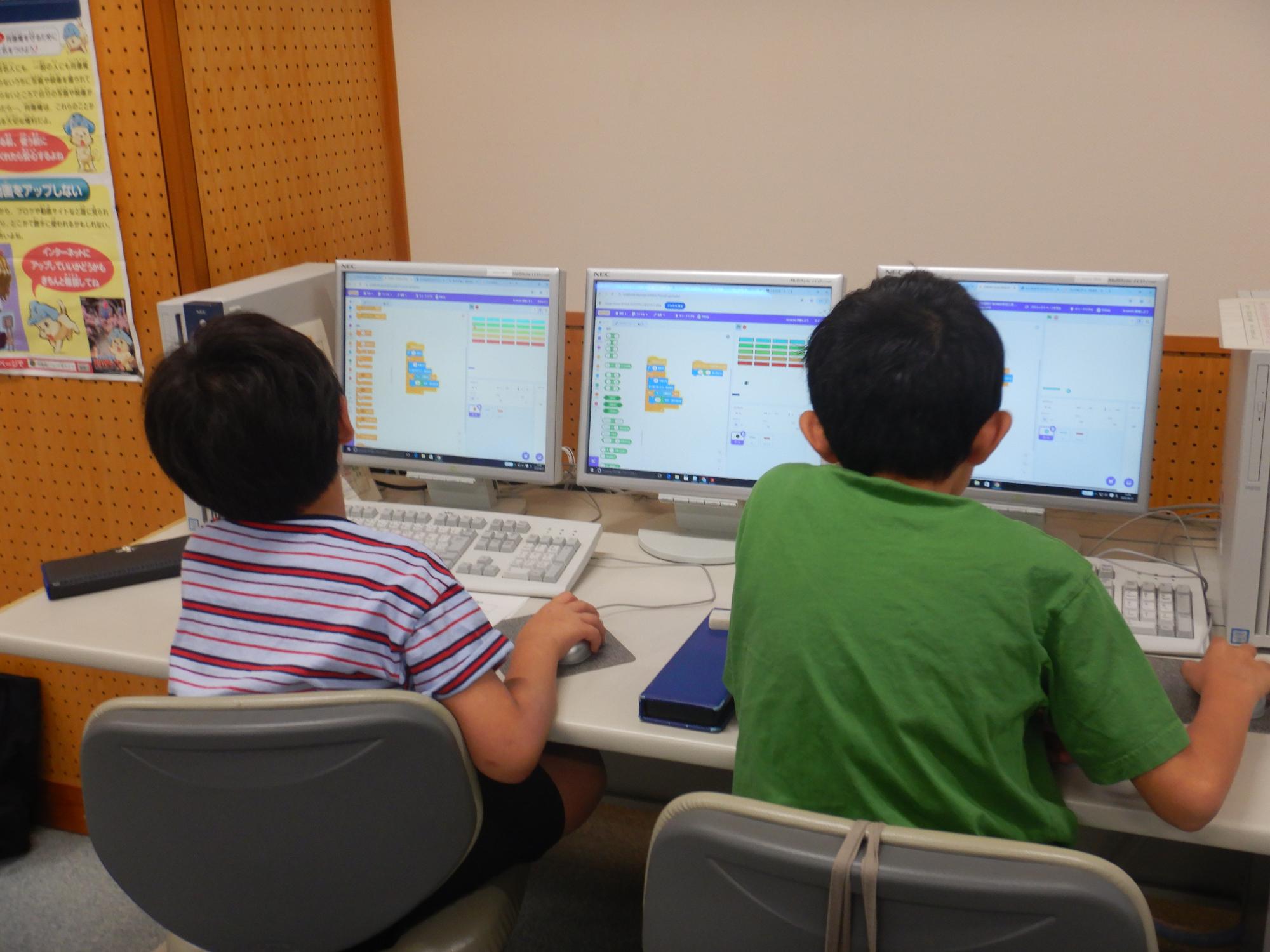 自分でゲームを作っている様子