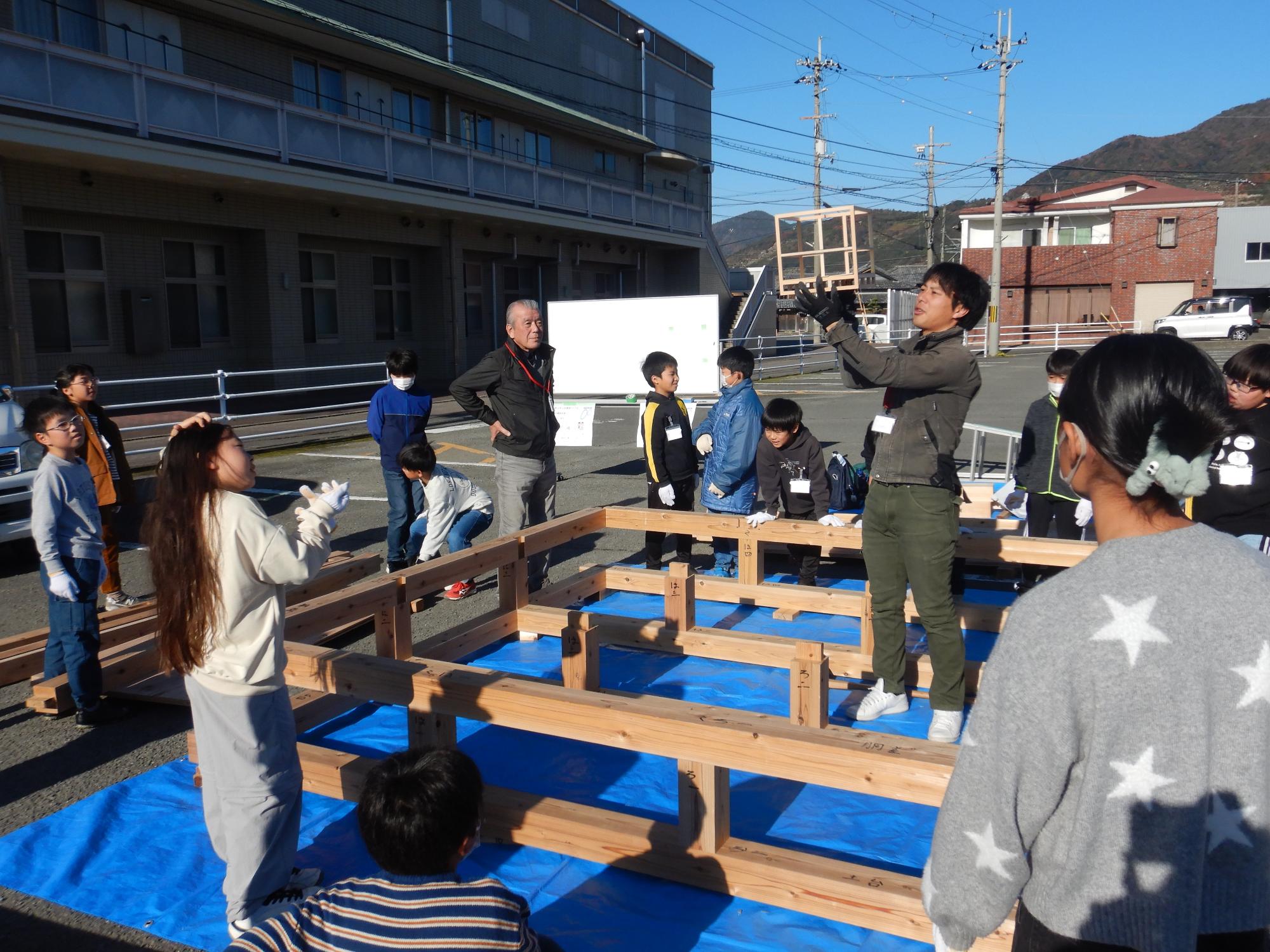 模型を見ながら組み立てている様子