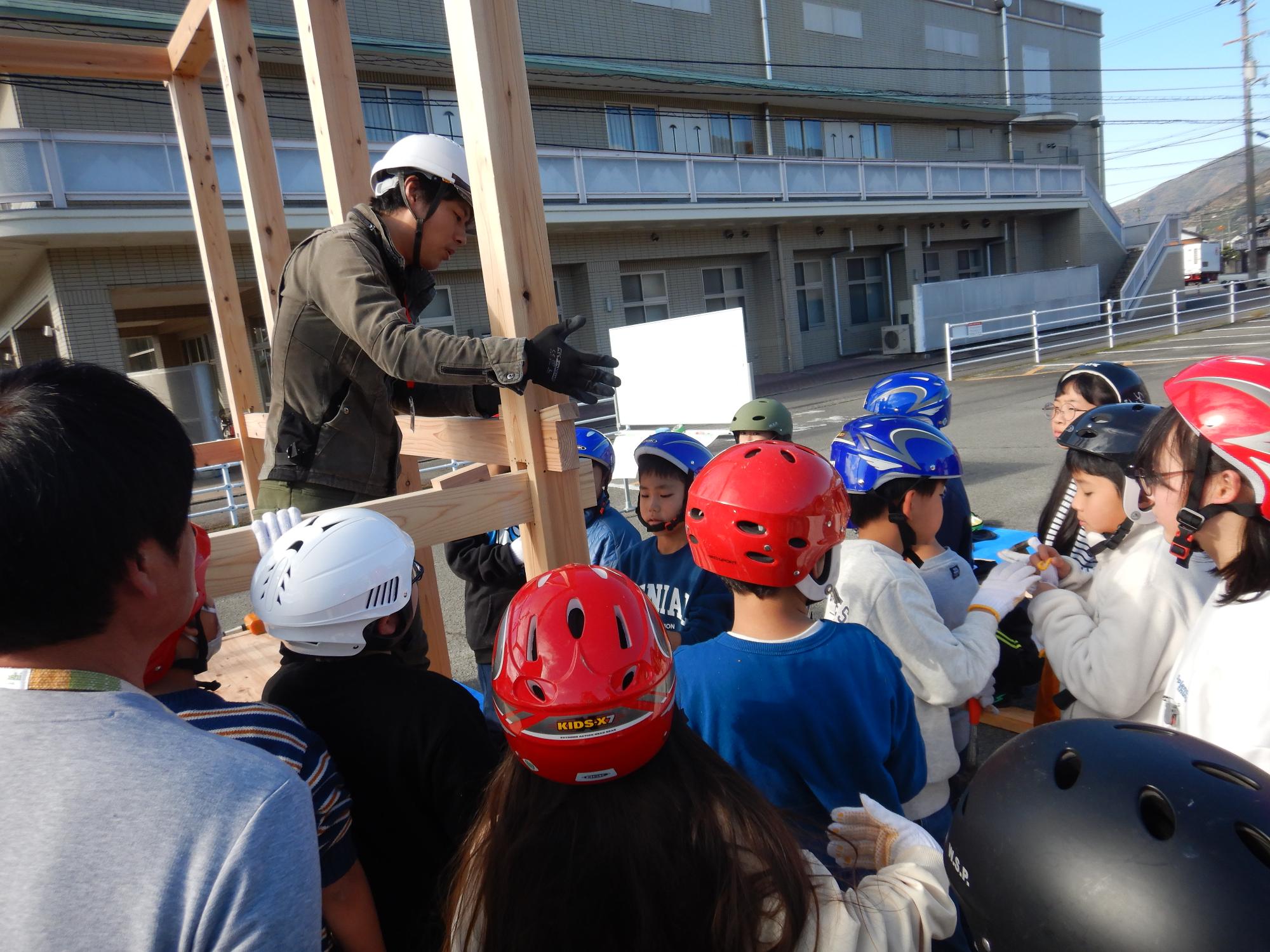 木材が動かないように楔で固定している様子