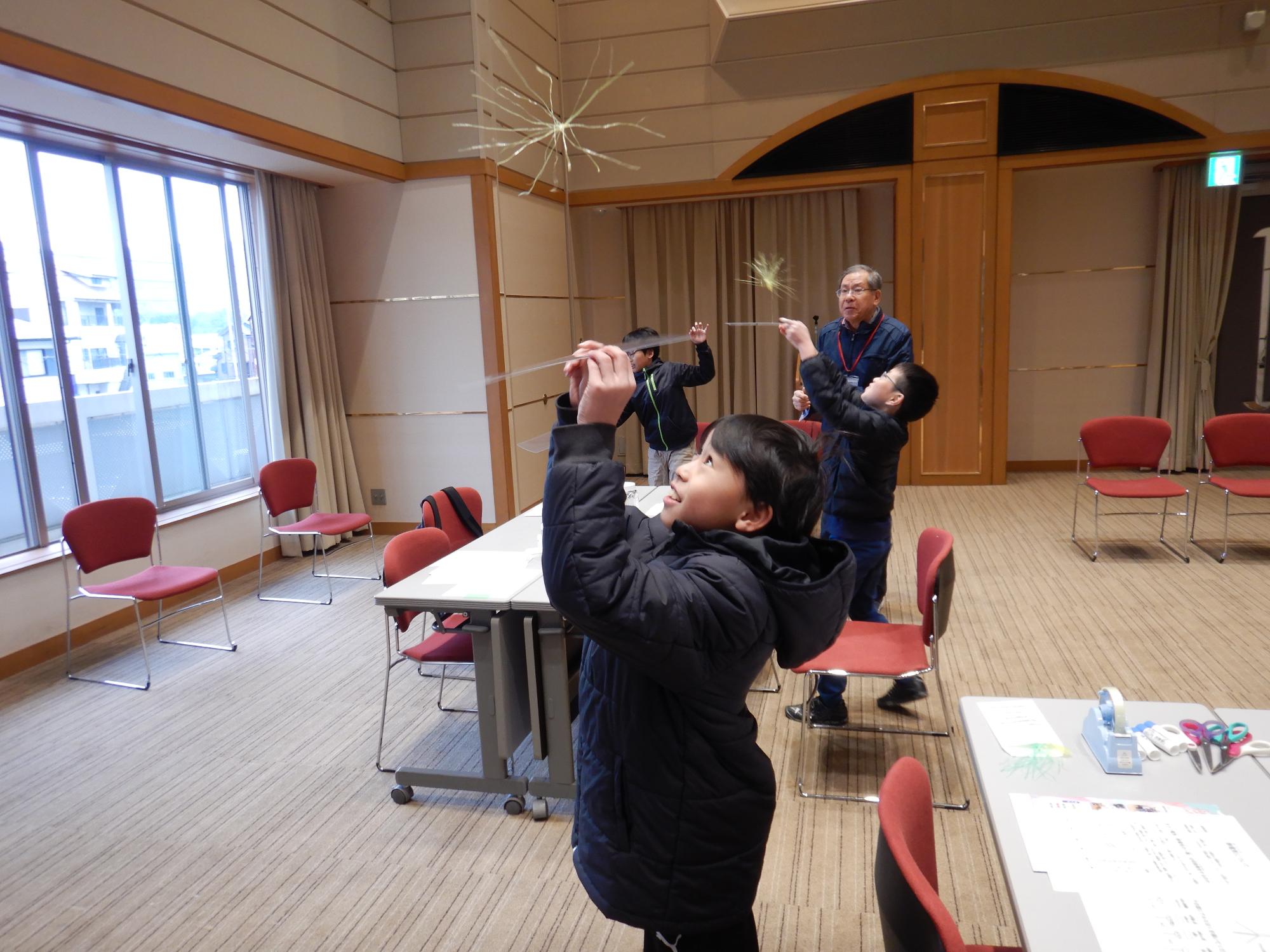 電気くらげを浮かしている様子