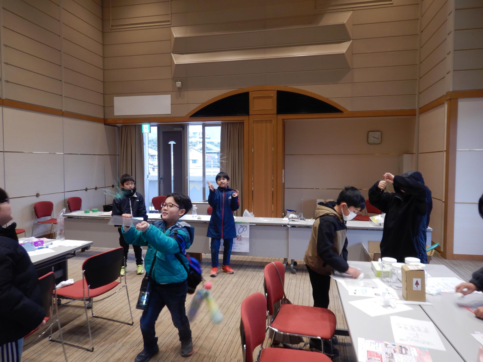 電気クラゲで遊んでいる様子