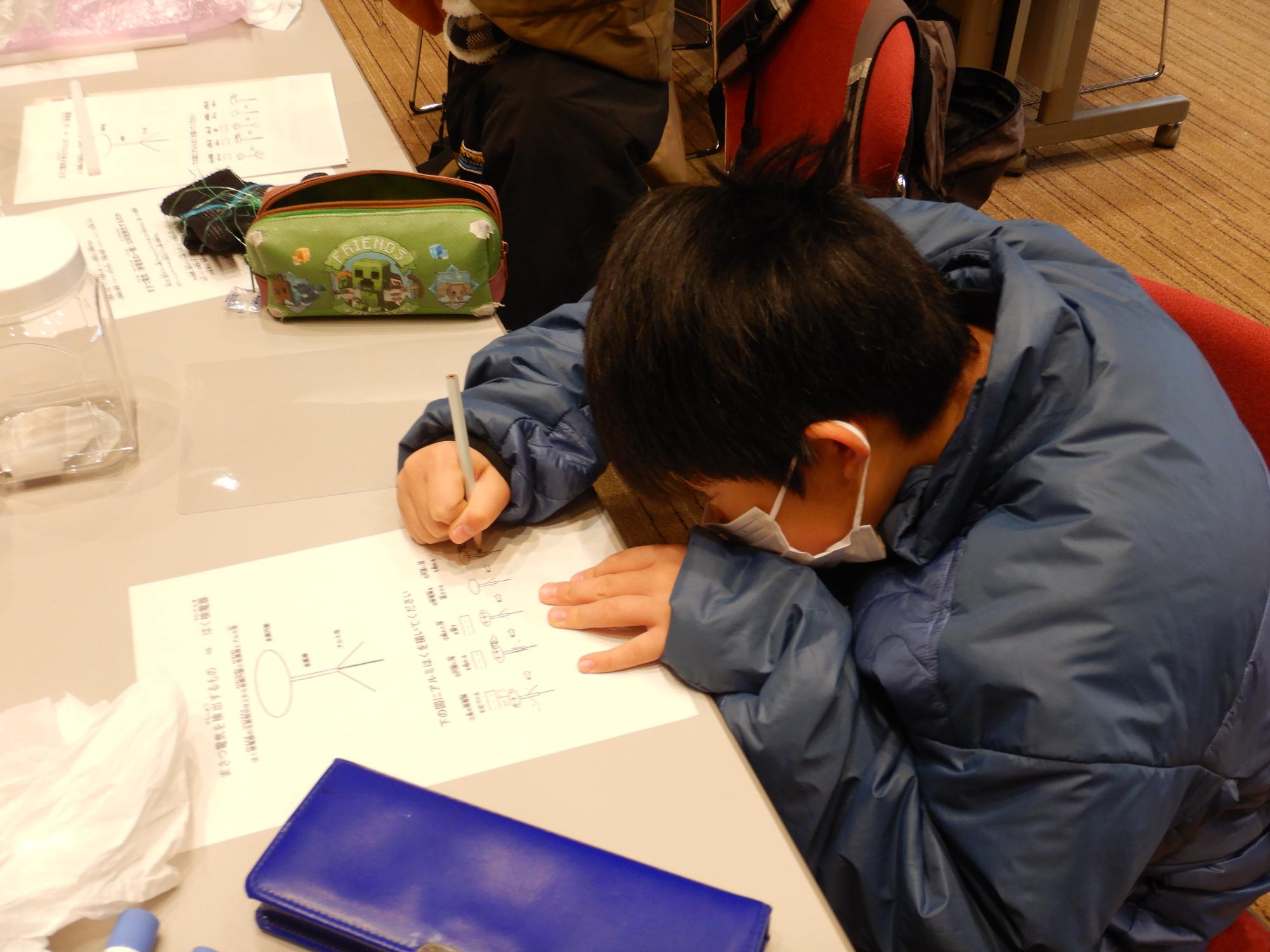 プリントの問題に取り組んでいる様子