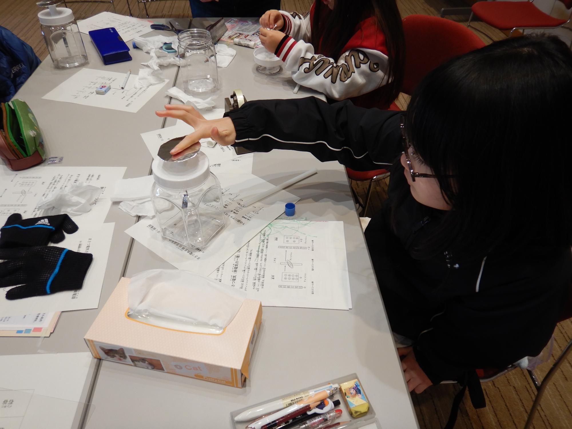 はく検電器を作っているよう様子