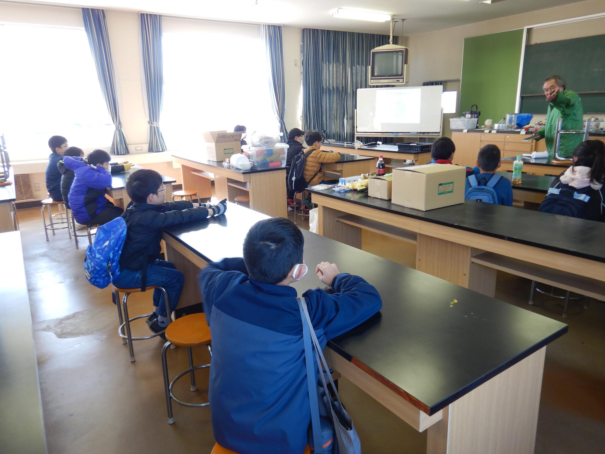有田中央高校で授業を受けている様子