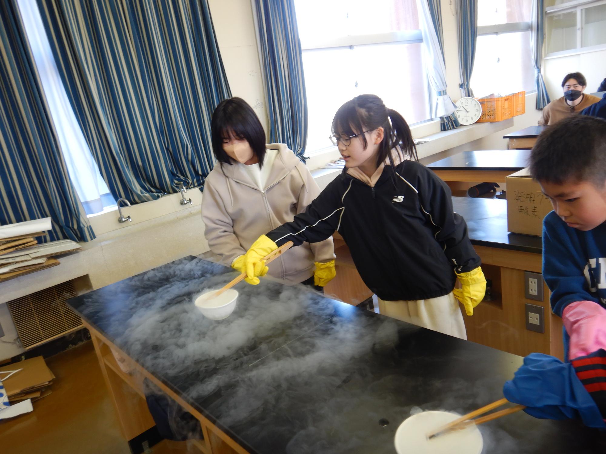 水にぬらしたティッシュを液体窒素で凍らしている様子