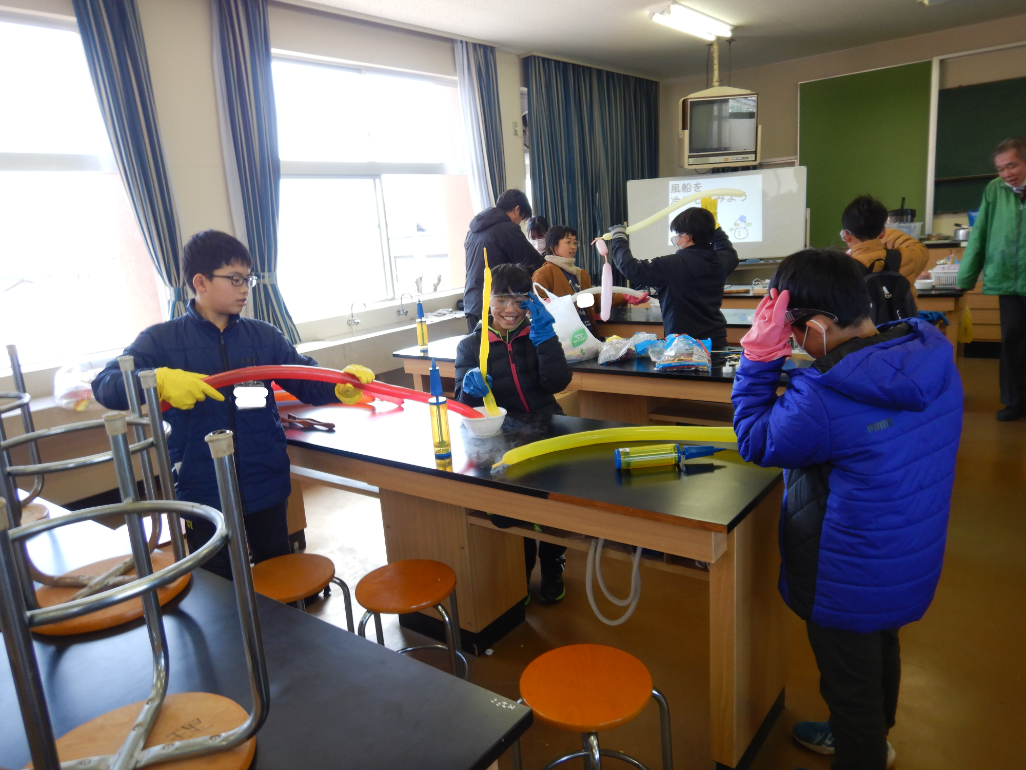 風船を使った実験の様子