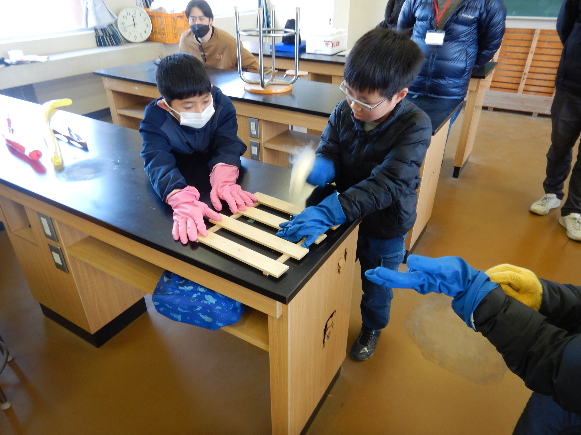 液体窒素で凍らせたバナナで釘を打っている様子