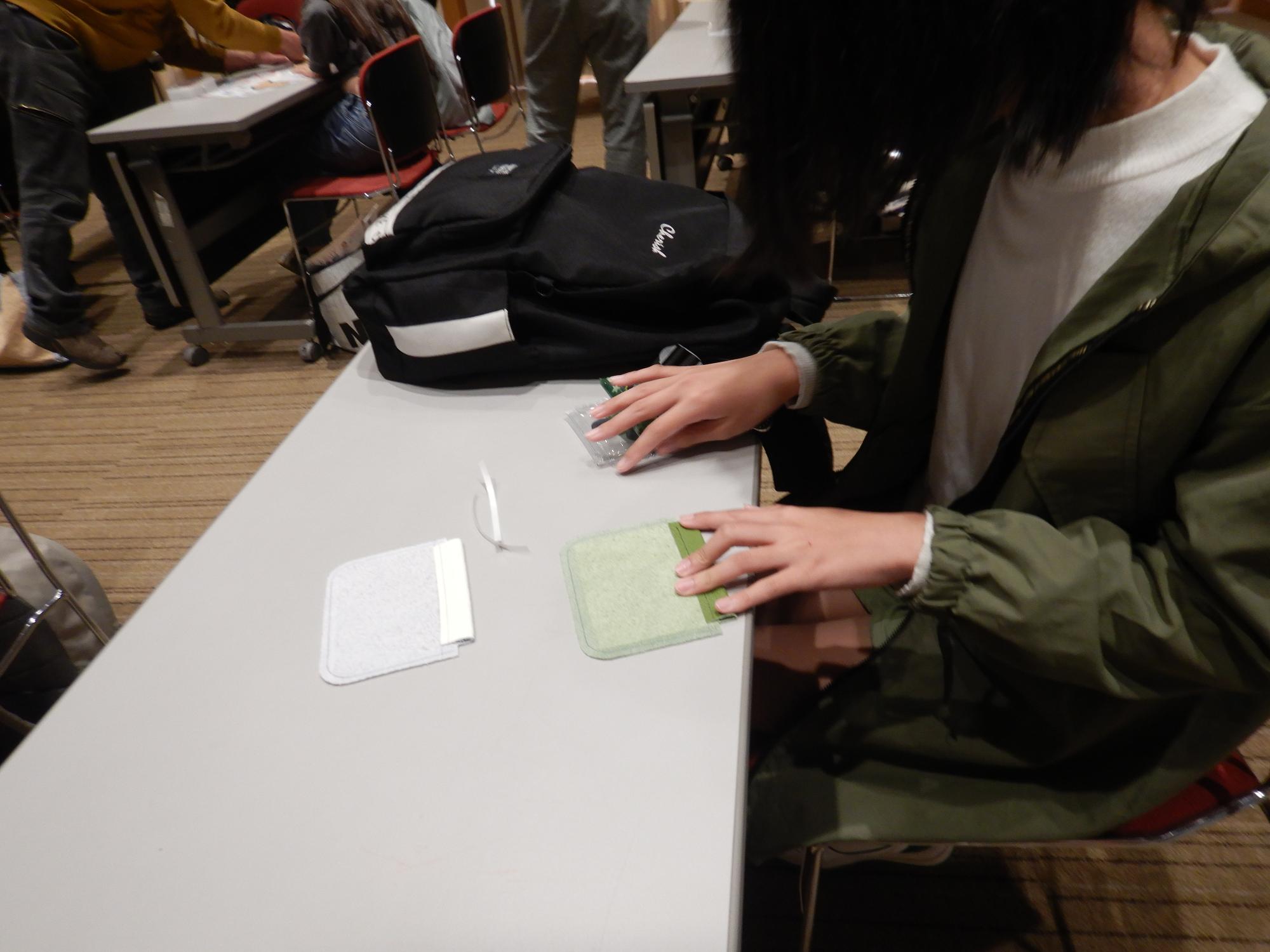 好きな色の革を選んでいる様子