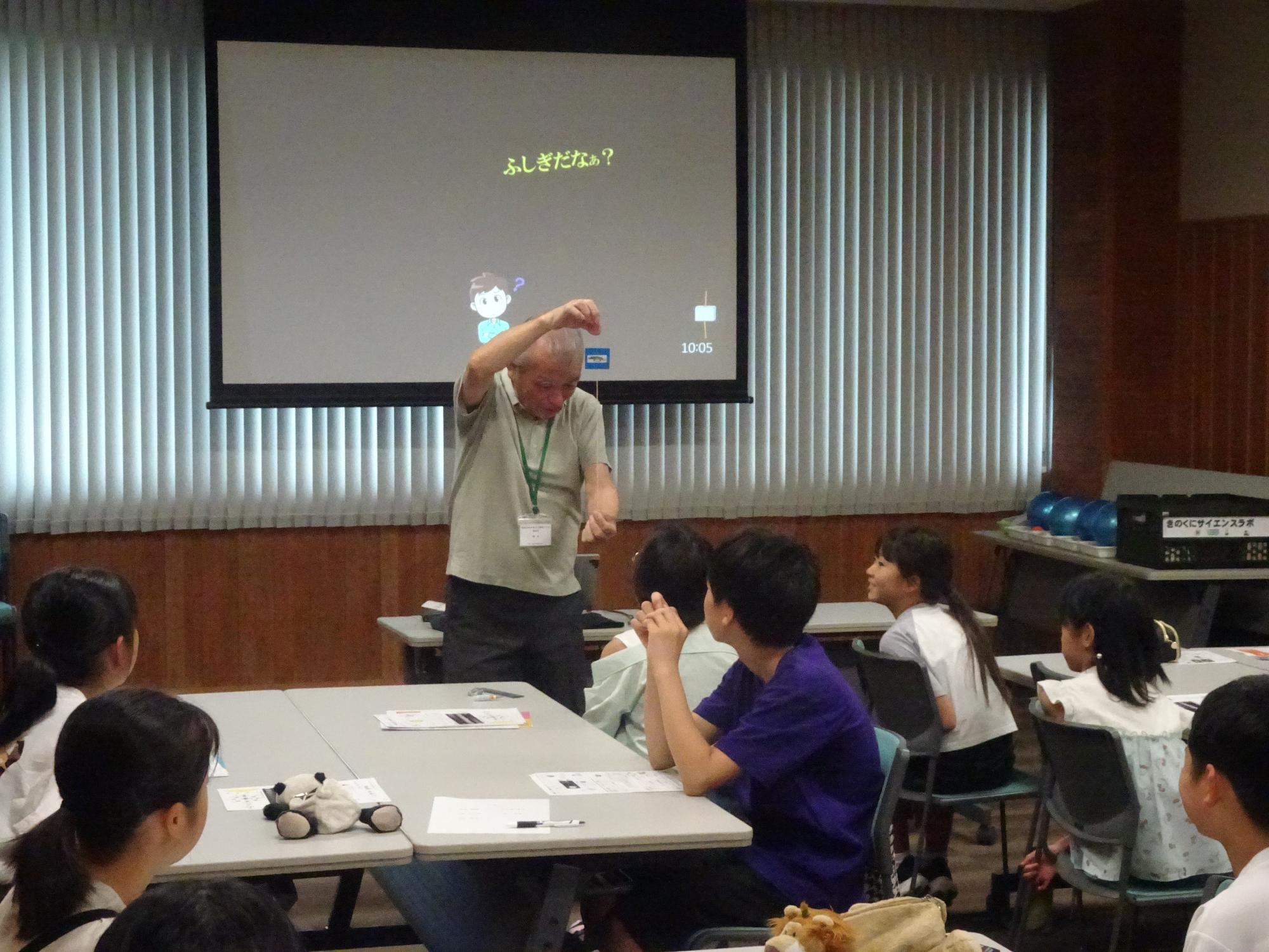 柳先生のお話の様子 1
