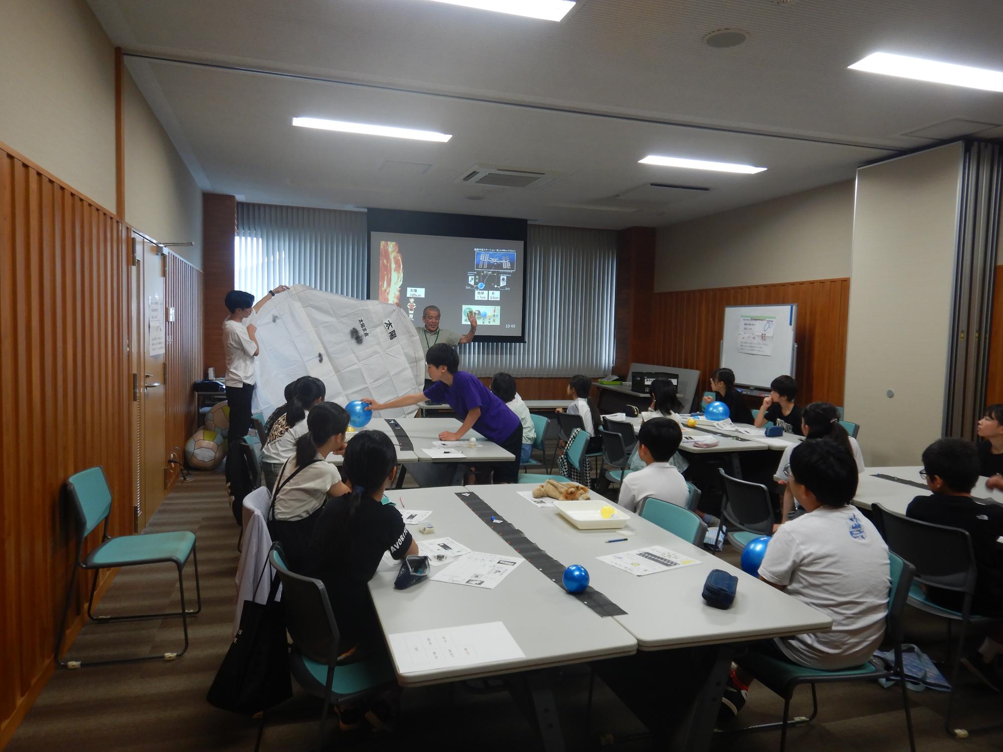 太陽の大きさを解説する様子