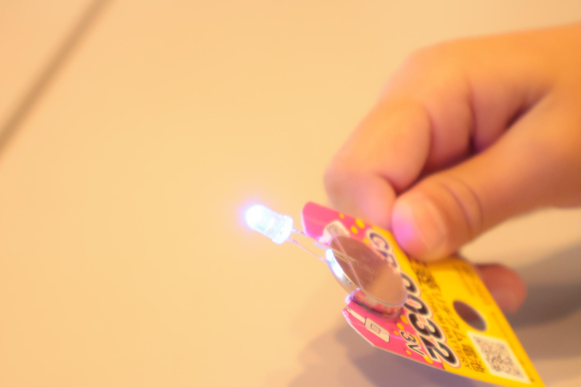 発行ダイオードが光る様子