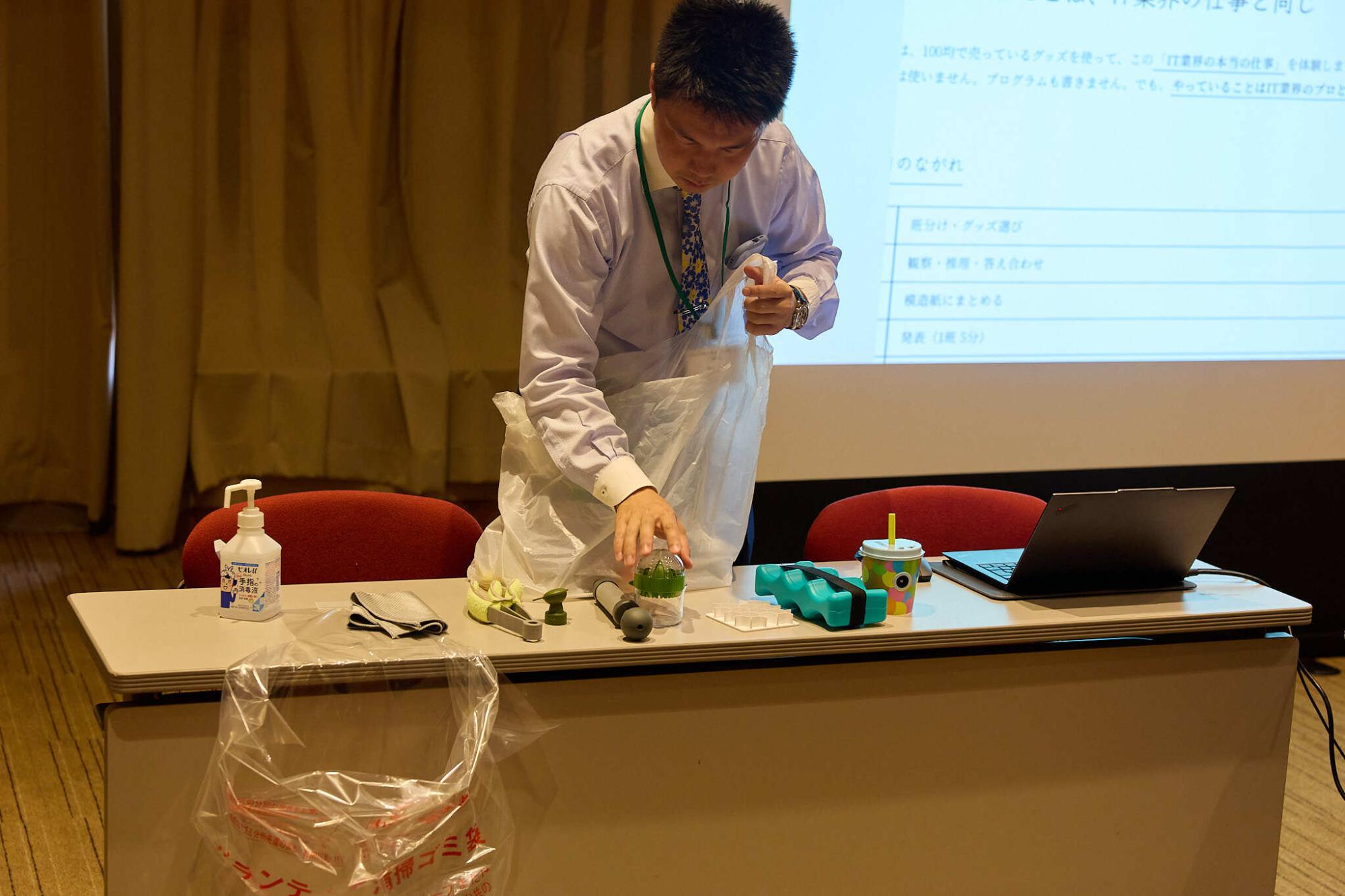 先生が道具を紹介する様子