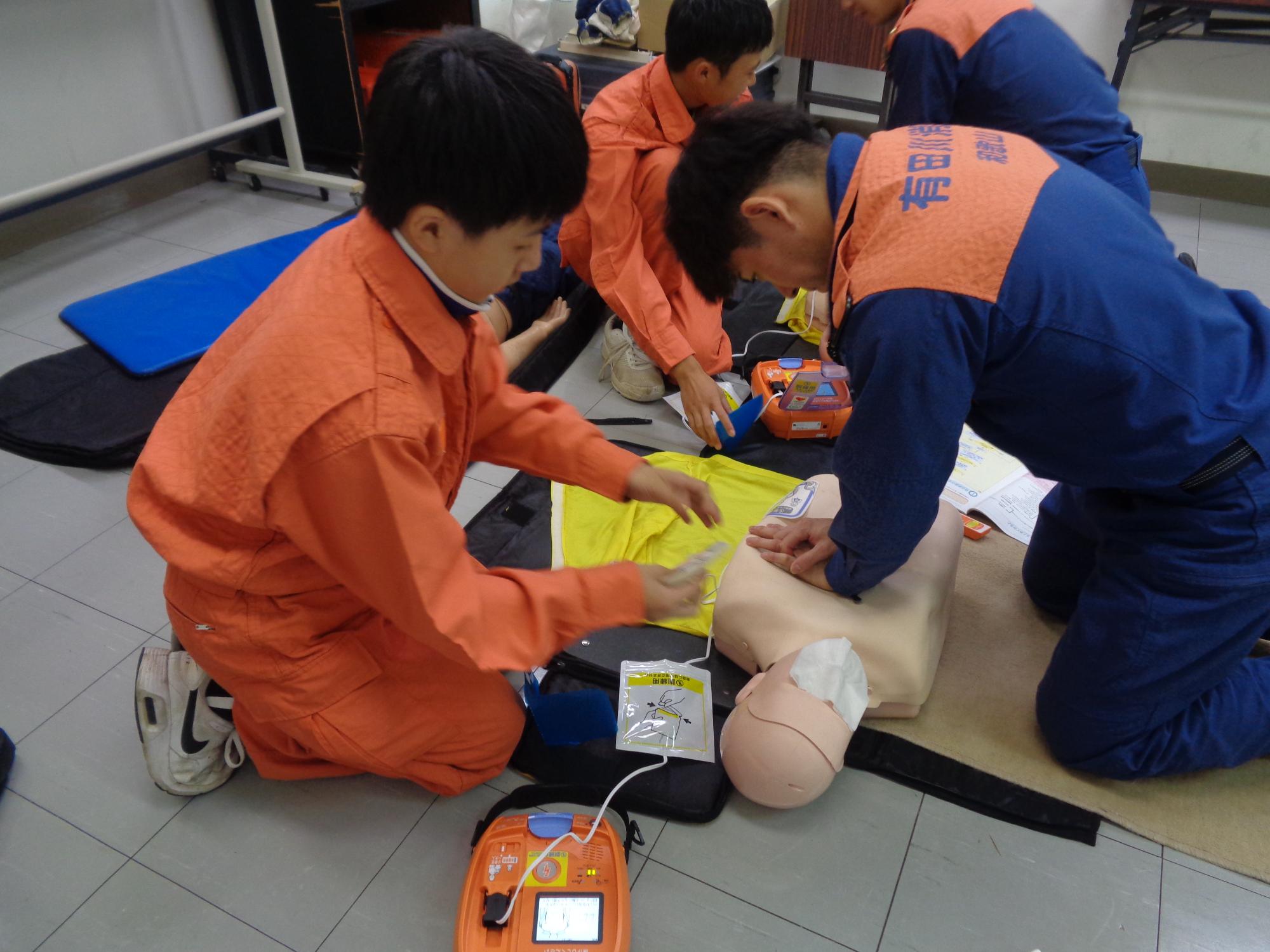 防火服を着て、消防隊員と火災消火訓練をしました。