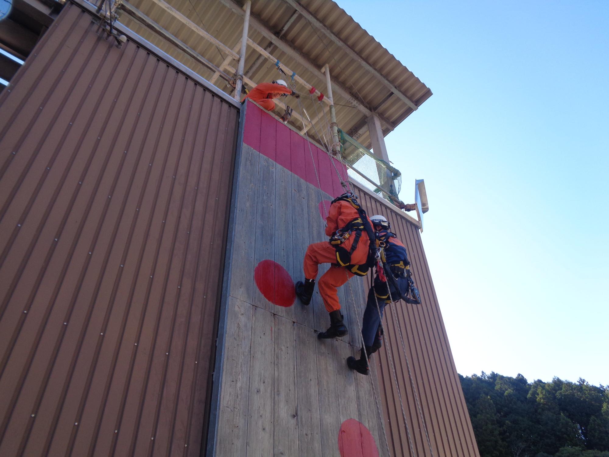 高さ約7mの壁をロープで降りる訓練をしました。