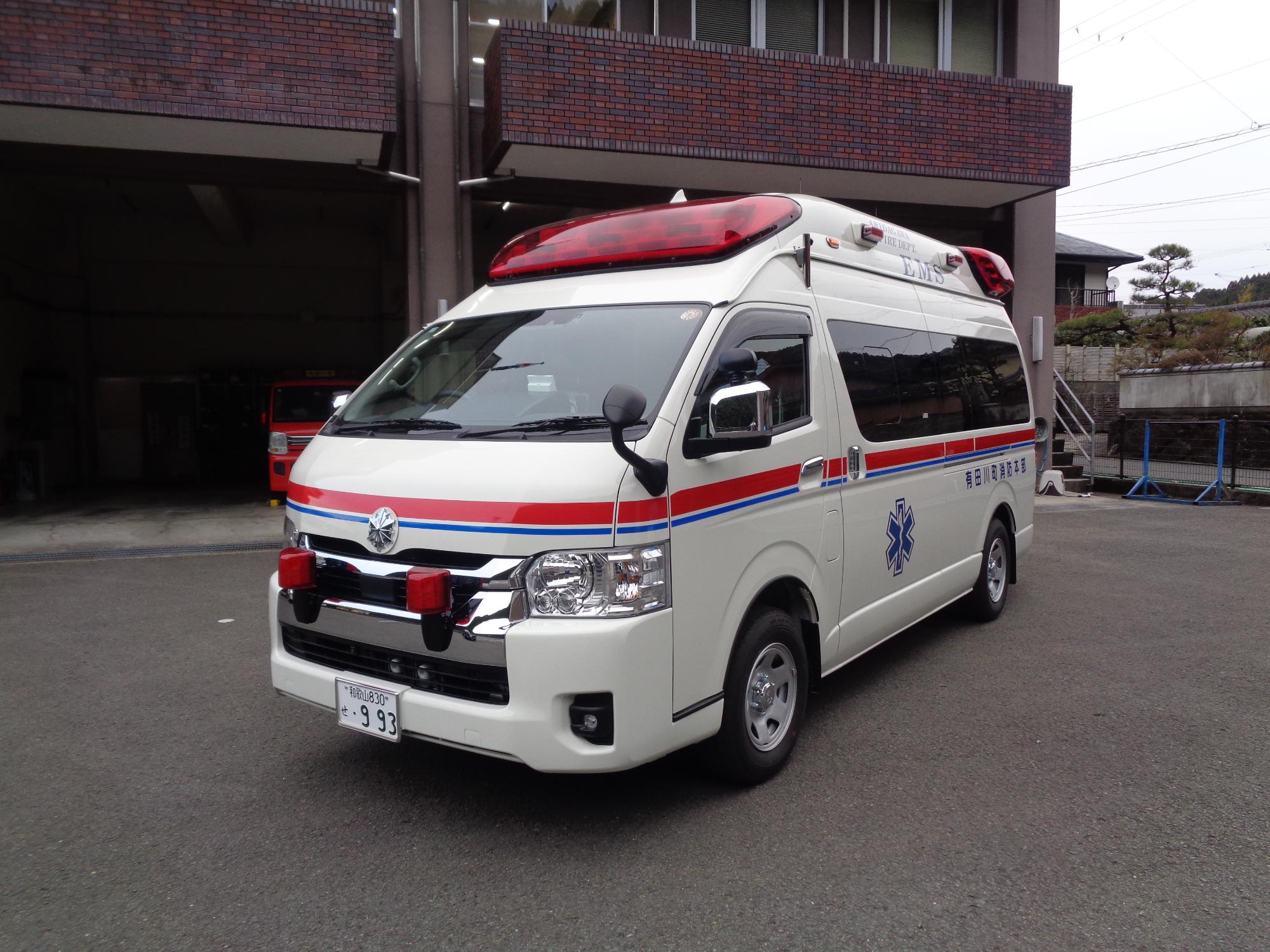 高規格救急車の助手席側斜め前からの写真