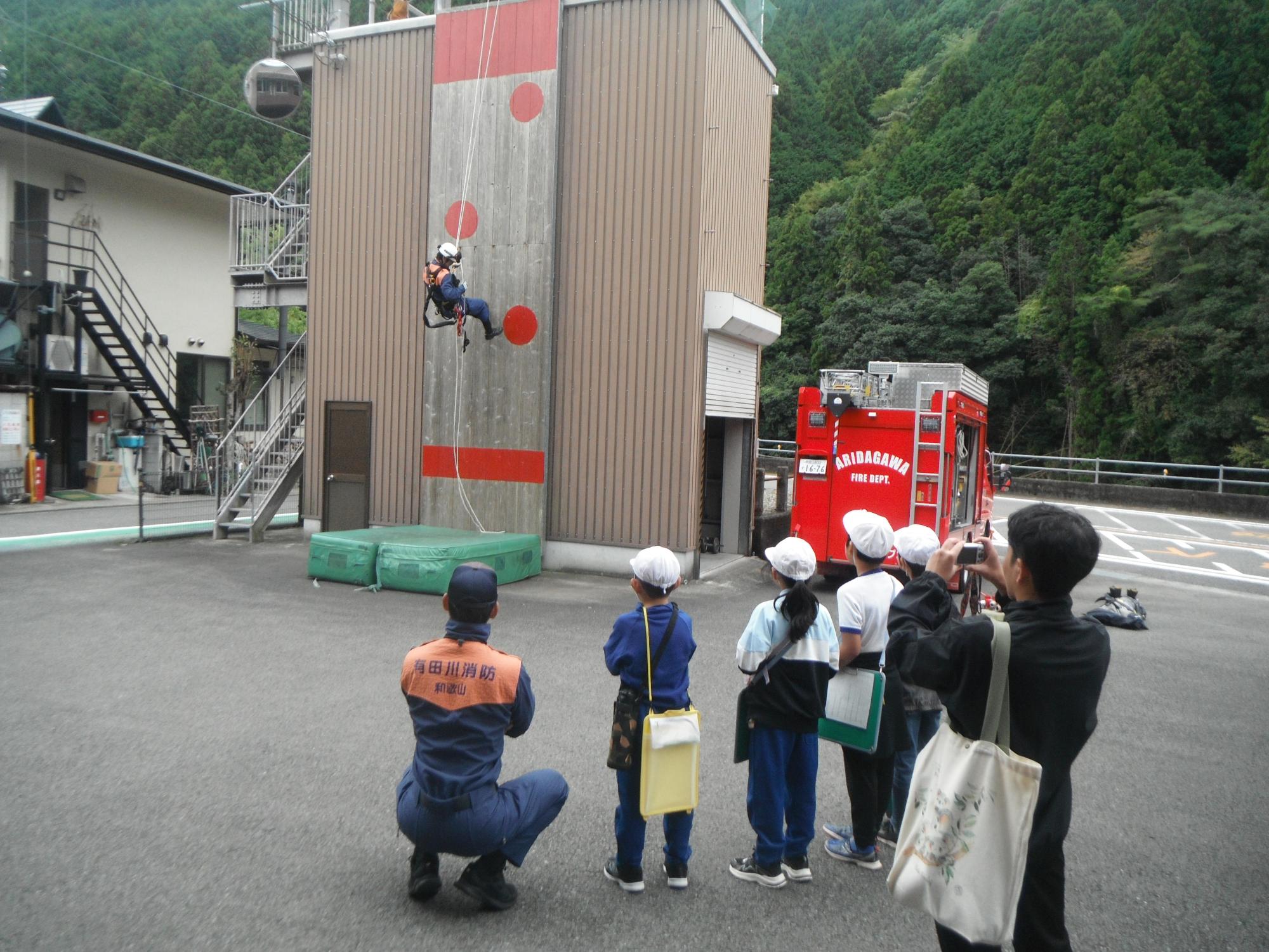 消防署員が降下しているところを見学している様子です。