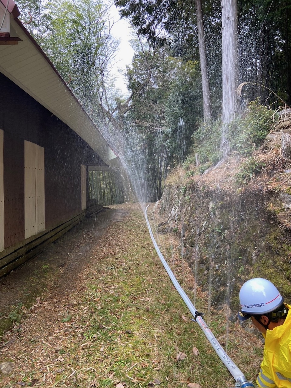 消防団が水幕ホースで放水しているところ