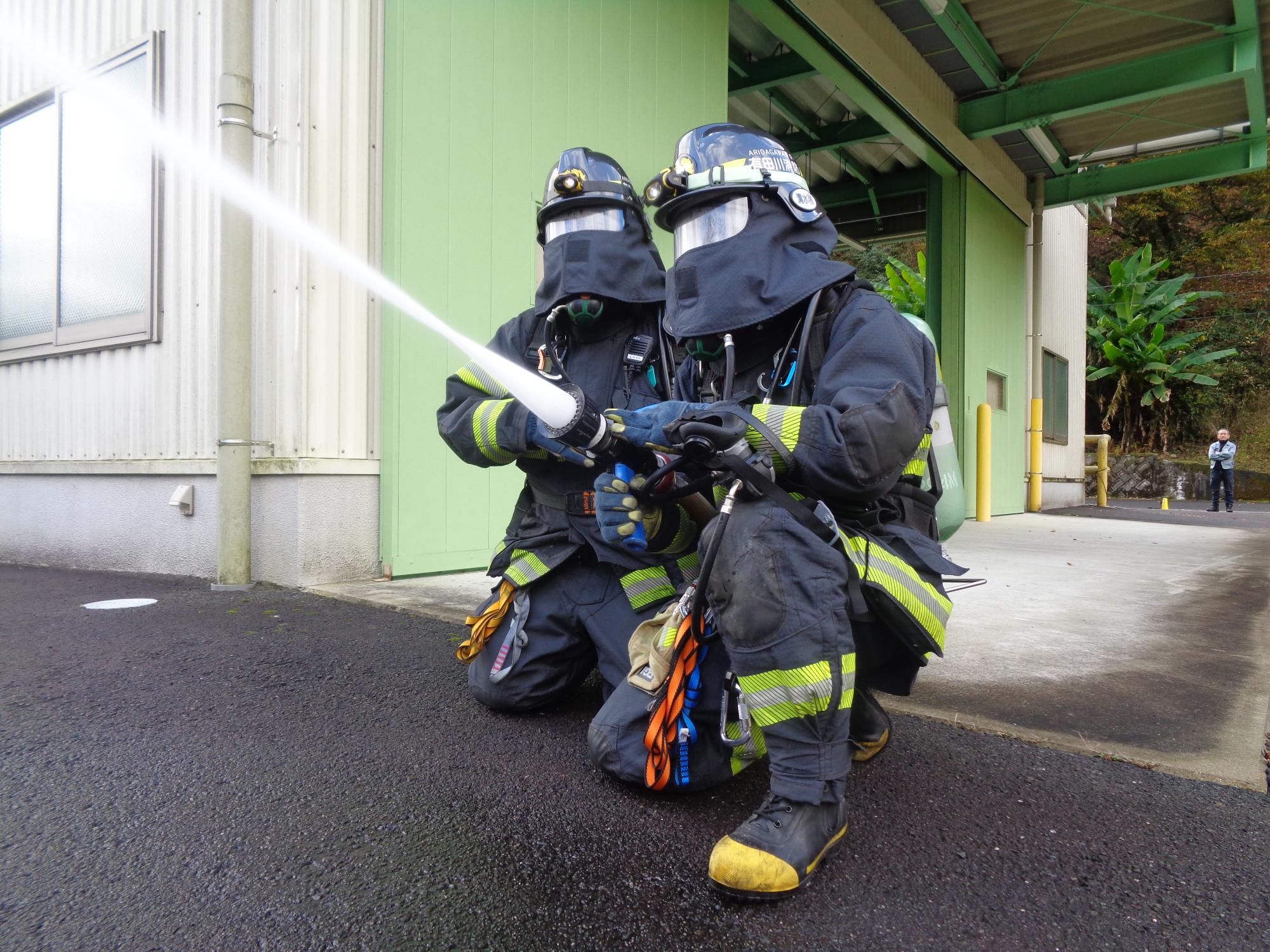 山椒集出荷施設にて消防隊訓練をおこなっている様子です。