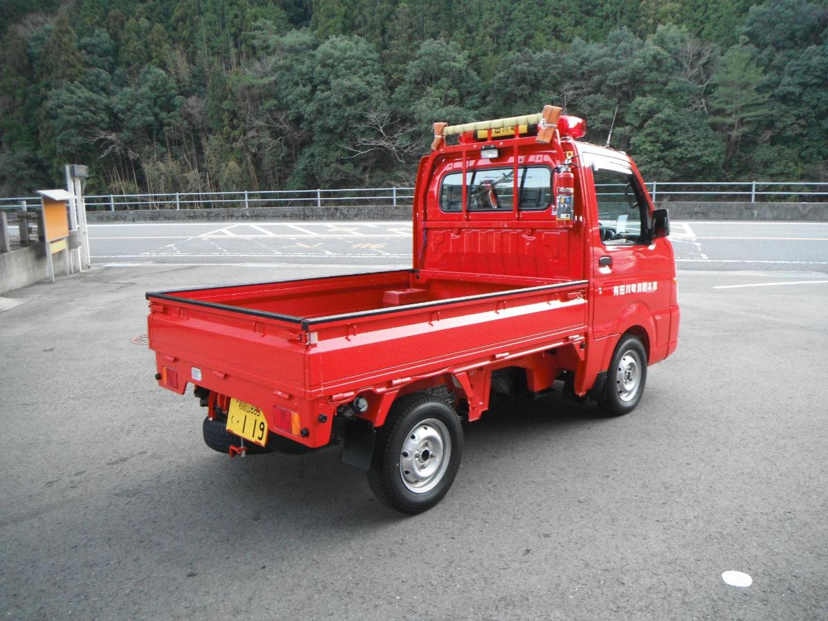 軽四貨物車運転席側斜め後ろからの写真