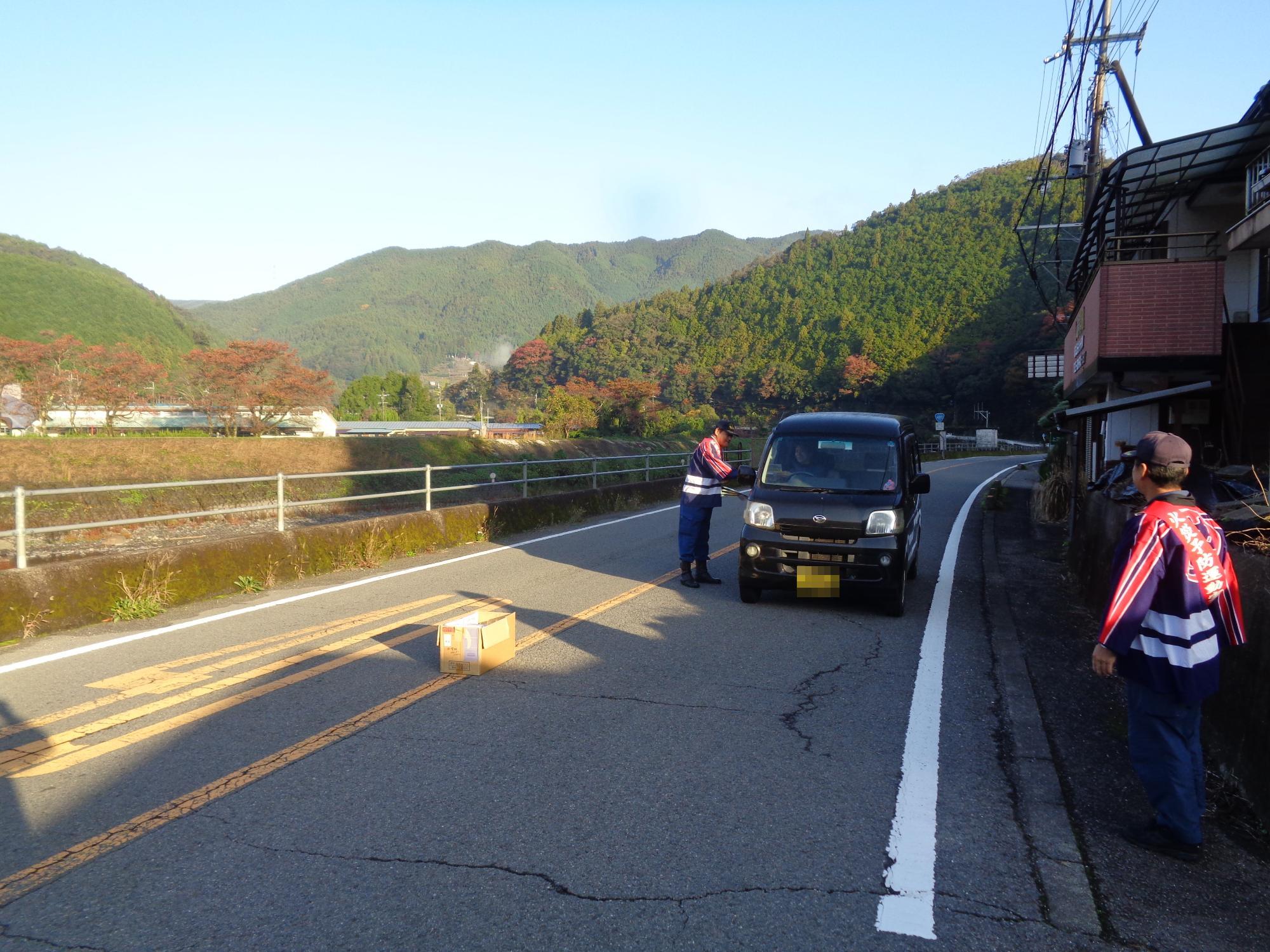 清水橋東詰交差点で街頭啓発をおこなっている様子です。