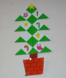 折り紙で作られたクリスマスツリーの写真