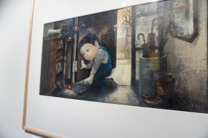 展示されている、子どもが描かれている絵の写真