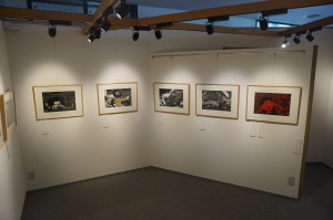 壁に展示されている作品の写真