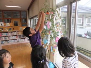 短冊を飾るこども