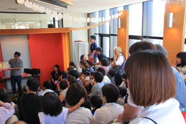 長谷川先生の読み聞かせに聞き入る参加者たちの写真