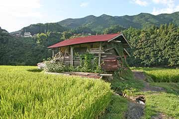 赤い屋根の小屋