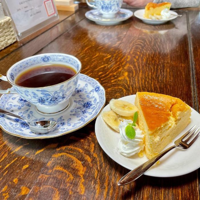 紅茶とチーズケーキの写真